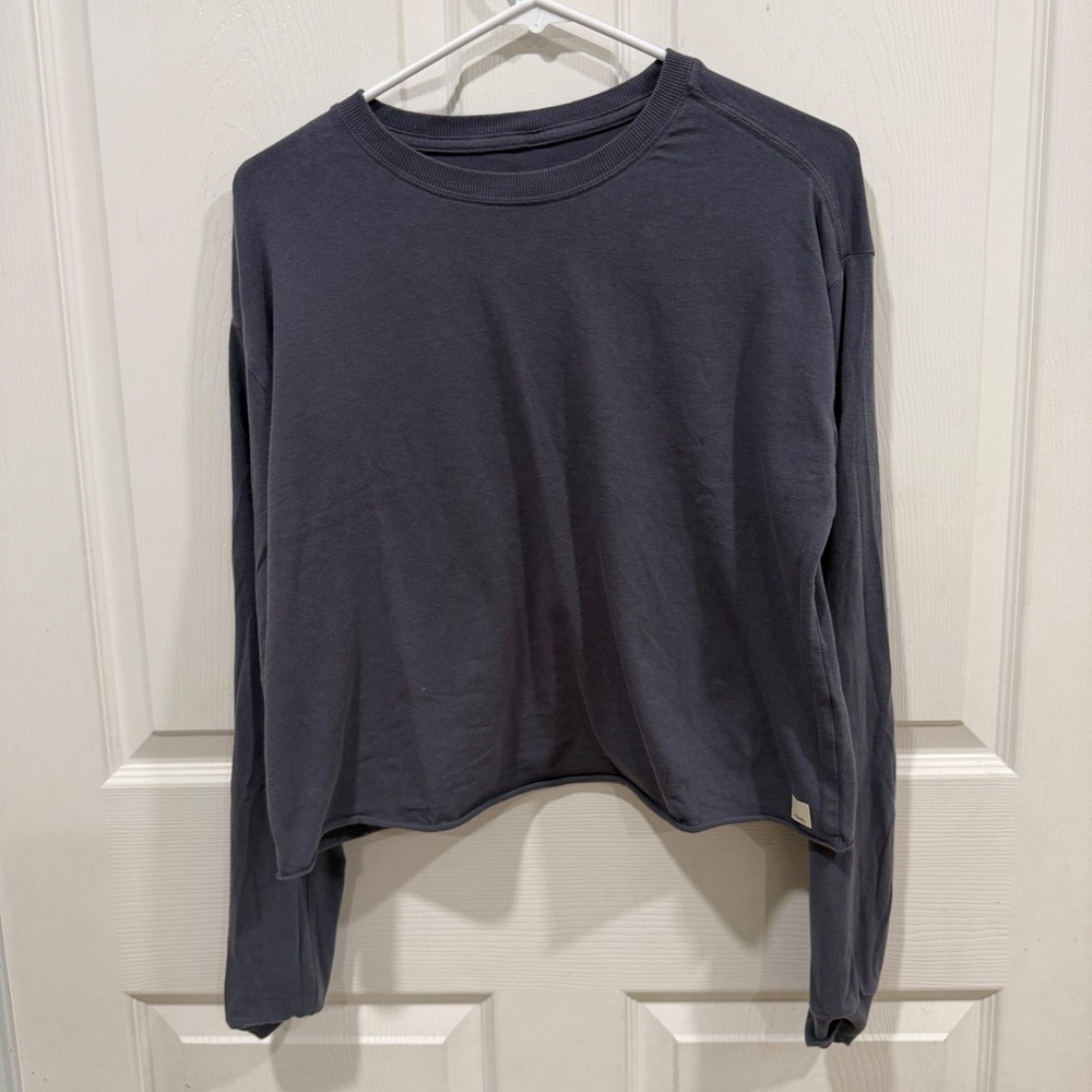 Vuori Charcoal Gray Long Sleeve Cropped Raw Hem Relaxed Fit Activewear Top